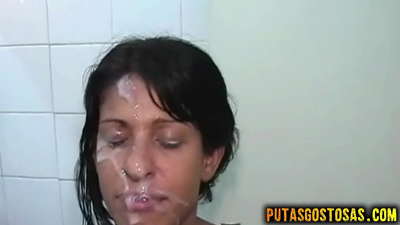 Gabadha yar ee brunette waxay samaysay galmo afka iyo dabada ka hor inta aanay wajigeeda ka dhicin